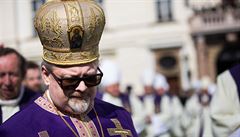 Církevní hodnostái pili na poheb kardinála Vlka.