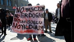 Lidé protestující v Bernu proti Erdoganovi