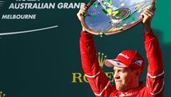 Nmec Sebastian Vettel ze stáje Ferrari slaví vítzství ve Velké cen Austrálie...