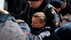 Policie zatýká vůdce opozice Alexeje Navalného během demonstrace proti korupci.