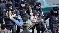 Policie zatýká ženu během protestů ve Vladivostoku.