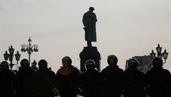 Policie u pomníku Alexandra Pukina bhem protest v Moskv.