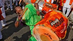 Indická ena v tradiním kostýmu slaví nový rok tluením do bubnu.