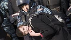 Ruská poádková policie v nedli zasahovala na demonstraci proti korupci....