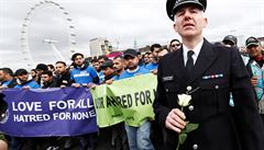 Lidé na Westminster Bridge bhem vzpomínkové akce, která se konala týden poté,...