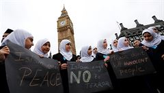 Muslimské dívky na pipomínkové akci na Westminster Bridge.