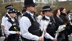 Lidé na Westminster Bridge bhem vzpomínkové akce, která se konala týden poté,...