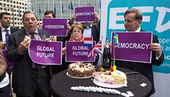 Europoslanci UKIP oslavovali sputní brexitu