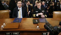 éf FBI James Comey a éf NSA Mike Rogers na zasedání výboru pro tajné sluby...