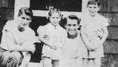 Albert DeSalvo (vlevo) s rodinou.