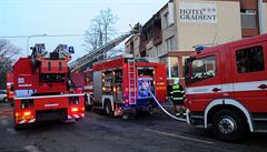 Por v ikovskm hotelu. Hasii zachrnili 13 osob, 8 cizinc oetili lkai