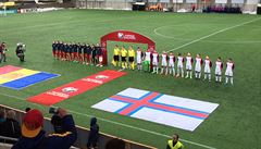Fotbalisté Andorry a Faerských ostrov� b�hem úvodního pozdravu fanou�k�m.