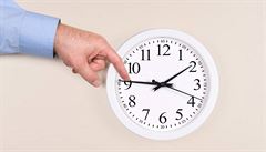 Američané mají na hodinkách letní čas o měsíc déle. Více světla je víc peněz