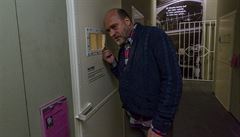 Ale� Kní�ek nahlí�í do cely Josefa Ma�ína, která je sou�ástí expozice v...