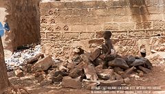 Dít, které si v roce 2014 v Mali hrálo ped zahradou na hromad kamení.