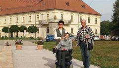 Pacientka s roztrouenou sklerózou Martina Kafková s rodii v iri.
