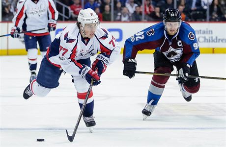 T.J. Oshie (77) z Washingtonu vede puk ped Gabrielem Landeskogem (92) z...