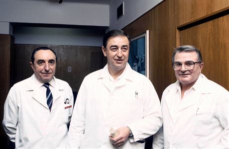 Vladimír Koandrle (uprosted) ve spolensoti vedoucích kardiologického a chirurgického týmu