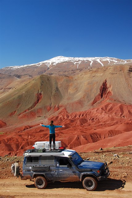 Pod sedlem v 2850 mnm si uvědomujeme, že Maroko, to není jen písek. Barvy nám...