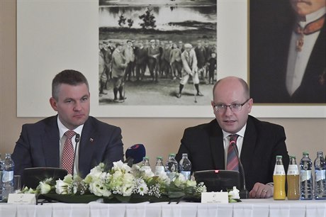 Premiér R Bohuslav Sobotka (vpravo) a vicepremiér SR Peter Pellegrini 30....
