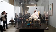 Francouzský um�lec se prom�ní v ku�e ve sklen�ném inkubátoru