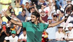 Roger Federer slaví vítězství nad Tomášem Berdychem.
