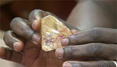 Jeden z deseti nejvtích diamant svta nalezený letos v Sierra Leone.