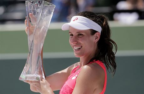 Johanna Kontaová s trofejí pro ampionku turnaje v Miami.