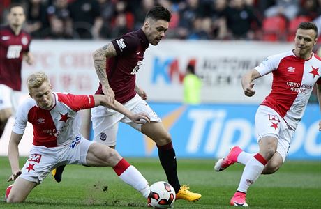 SK Slavia Praha - AC Sparta Praha. Zleva domácí Michal Frydrych, který se snaí...