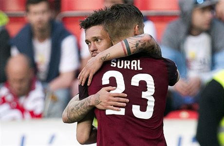 Slavia vs. Sparta, hostujc Kadlec se uralem se raduj z glu.