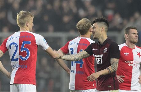 SK Slavia Praha - AC Sparta Praha. Vclav Kadlec ze Sparty se lou po utkn s...