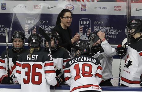MS v hokeji en: kanadsk trenrka Laura Schulerov mluv ke svm svenkynm.