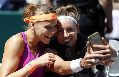 Bethanie Matteková-Sandsová a Lucie afáová slaví desátý spolený titul.