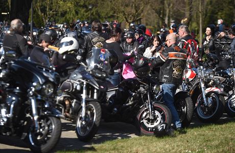 Tisíce fanouk, mezi nimi mnoho motorká, pijídly 1. dubna do Slezské...