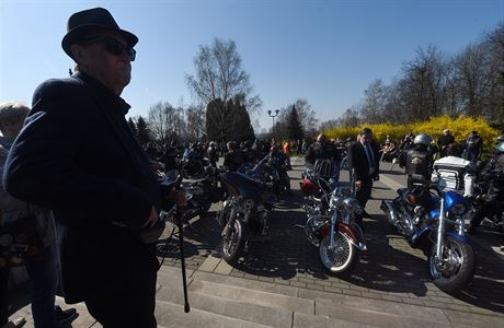 Tisce fanouk, mezi nimi mnoho motork, pijdly 1. dubna do Slezsk...