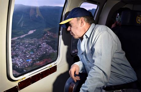 Kolumbijský prezident Juan Manuel Santos z letadla vyhlíí následky sesuvu pdy.