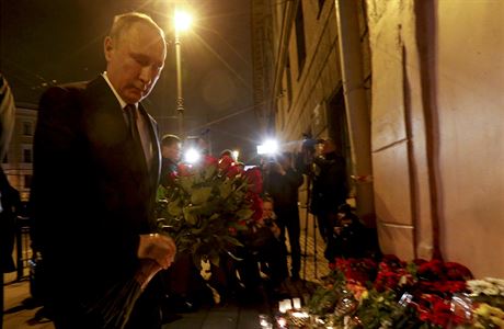 Vladimir Putin piel poloit kvtiny ped zastvku metra Tekhnologicheskiy...