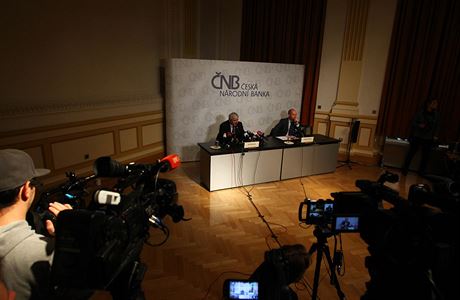 Jií Rusnok na tiskové konferenci NB.