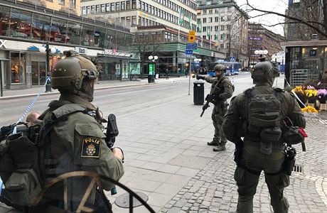 Zvlátní védská policejní jednotka na míst, kde ve Stockholmu 7. dubna 2017...