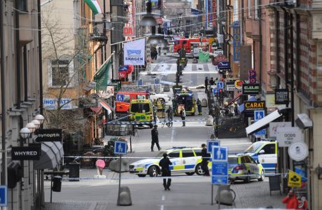 Pohled na ulici, kde nákladní vz ve Stockholmu 7. dubna 2017 vjel do chodc na...