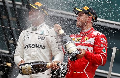 Lewis Hamilton a Sebastian Vettel oslavují vítzství ve Velké cen íny.