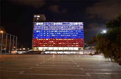 Radnice izraelského Tel Avivu v barvách ruské vlajky.