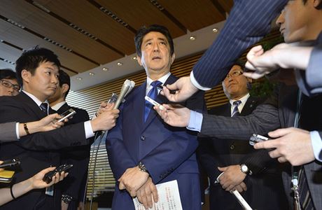 Japonský premiér Shinzo Abe podpoil Spojené státy v náletu na syrskou základnu.