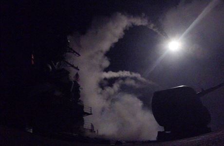 Americk lo USS Porter (DDG 78) odpaluje rakety tomahawk..