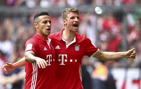 Fotbalisté Bayernu se radují z pátého bundesligového titulu v ad.