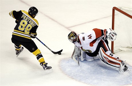 Branká Ottawy Craig Anderson (41) zasahuje proti útoníkovi Bostonu Davidu...