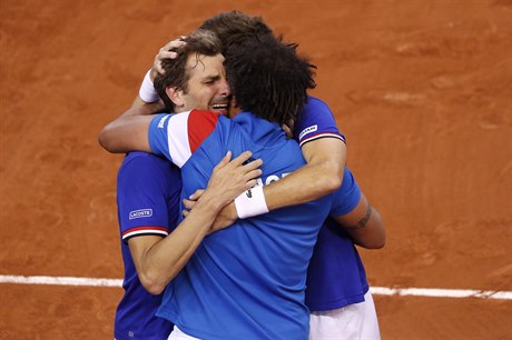 Francouzští tenisté slaví postup do semifinále Davis Cupu.