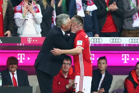 Kou Bayernu Carlo Ancelotti a Frank Ribéry.
