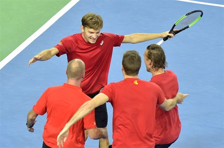 tvrtfinále Davis Cupu: Belgian David Goffin slaví s týmem postup pes Itálii.