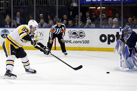 Sidney Crosby dává gól v utkání s New York Rangers.